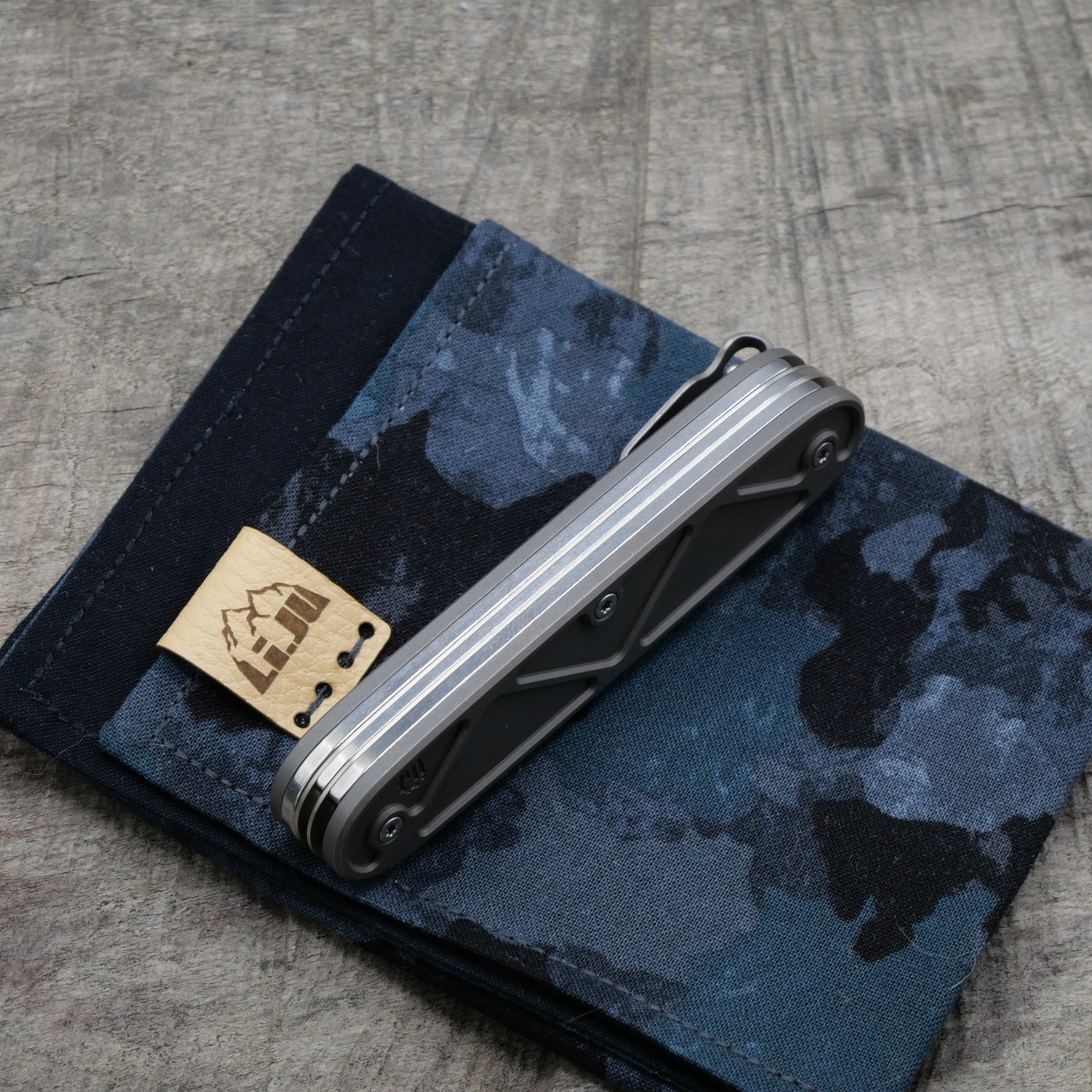 TITAN - TRIANGLE mit CLIP - dark wash - BLADELESS - Titan Grade 5  (Ti 6AI 4V)  - 93mm